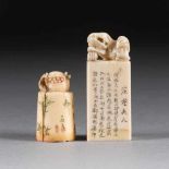 PAAR SIEGEL China, um 1900 Elfenbein, geschnitzt. H. 3,5 cm-5,5 cm. Sign. 'Shibeng'. Altersgemäße