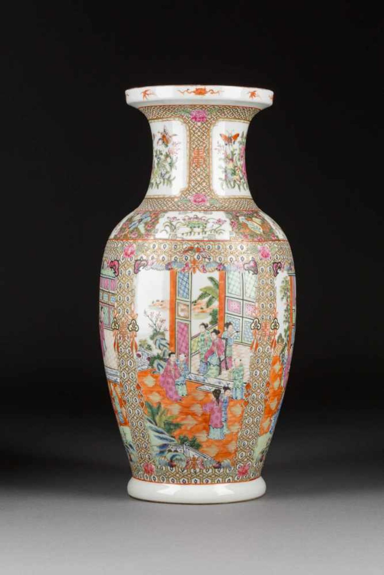 KANTON-VASE MIT FIGÜRLICHEN SZENEN China, um 1900 Porzellan, polychrome Aufglasurbemalung, - Bild 4 aus 4