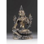 DARSTELLUNG EINER GRÜNEN TARA Nepal/Indien, 19./20. Jh. Bronze. H. 30,5 cm. Besch., rest.,