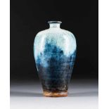 MEIPING-VASE MIT BLAU-WEIßER LAUFGLASUR China, um 1800 Keramik, part. craqueliert, Boden unglasiert.