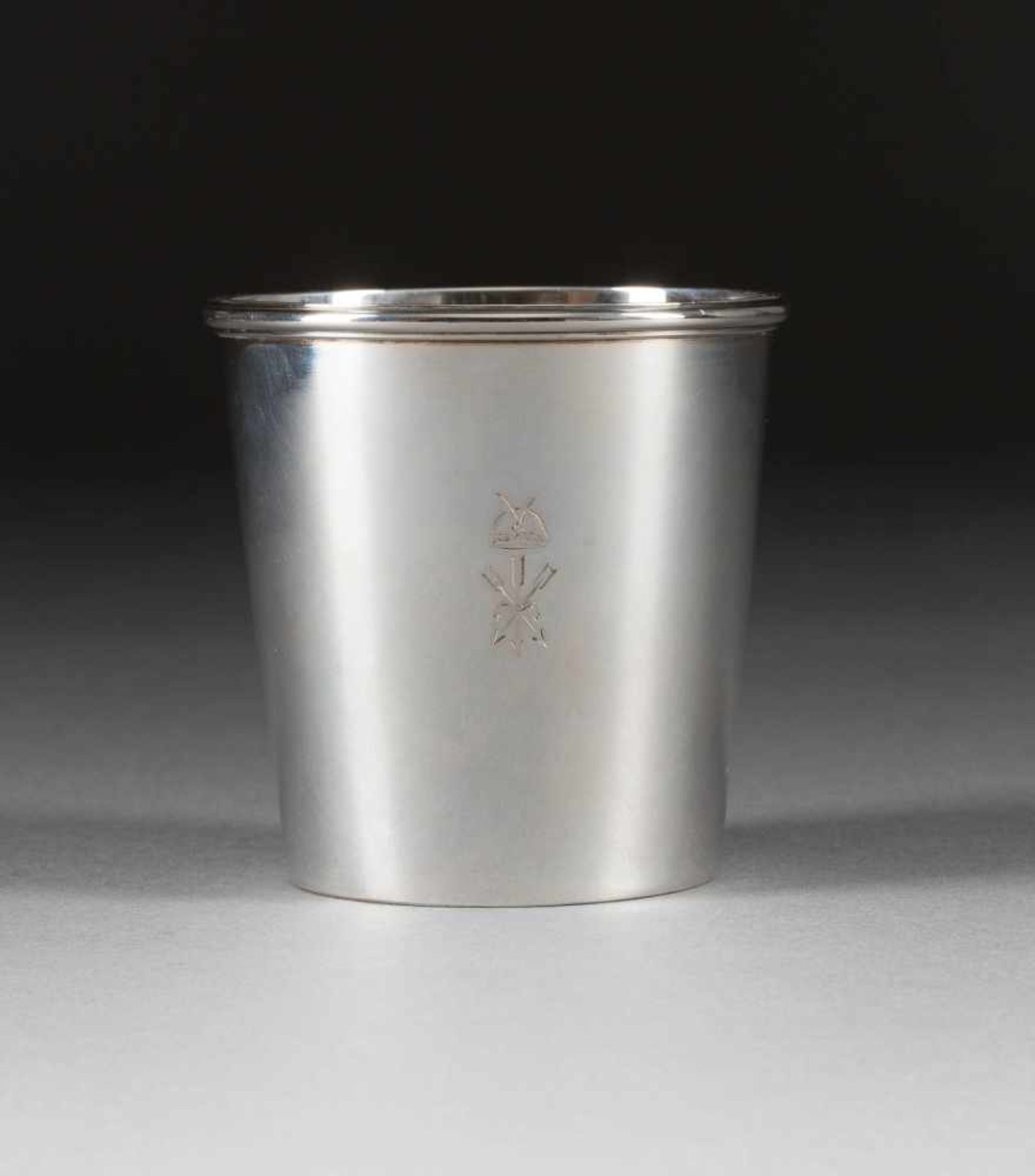 MASSIVER BECHER Russland, St. Petersburg, Andrej Bragin, 1908-1917 Silber. H. 8,7 cm, 205 g. Auf der