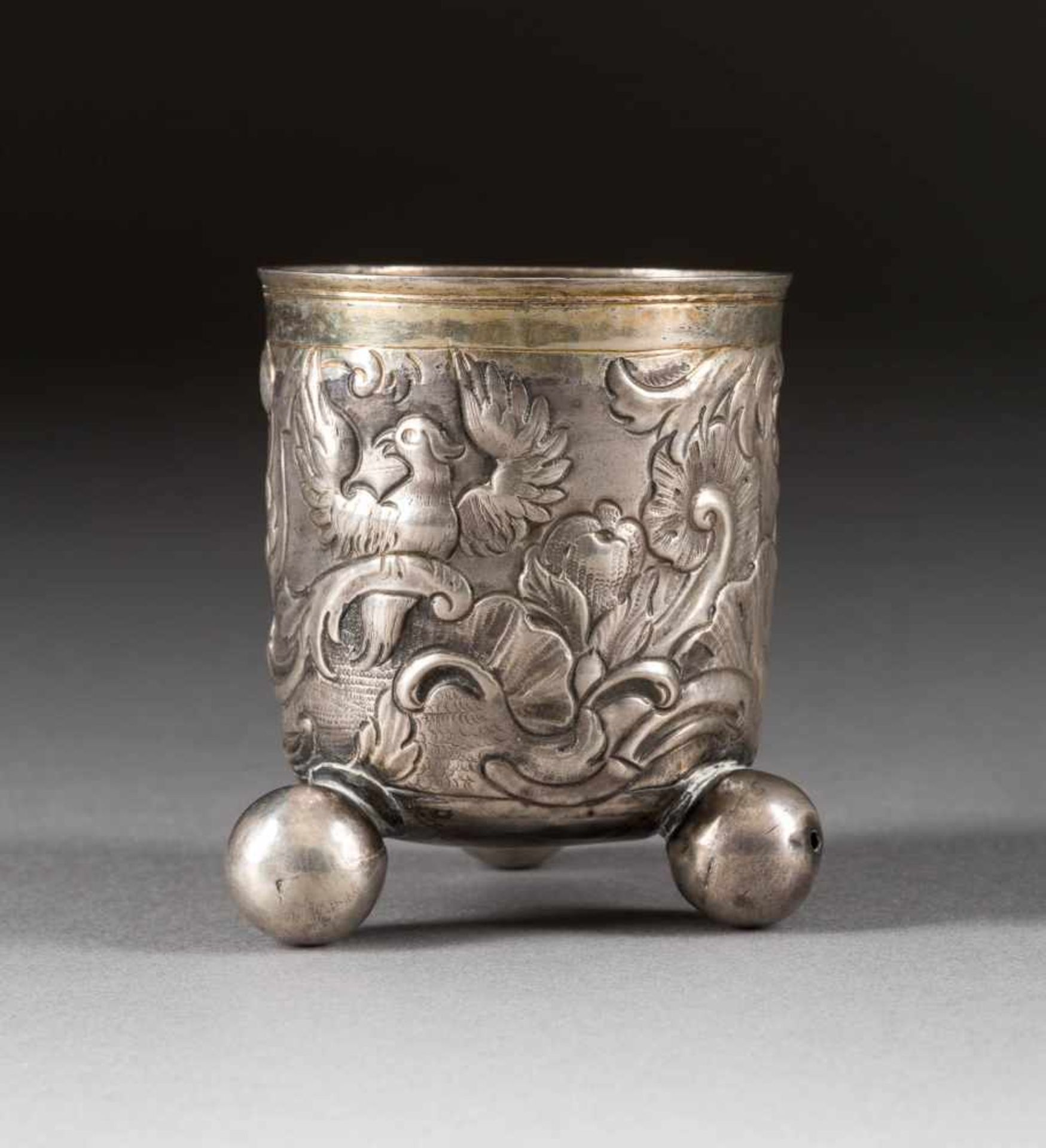 BAROCKER KUGELFUß-BECHER Russland, Moskau, 1760 Silber, getrieben, graviert und innen vergoldet.