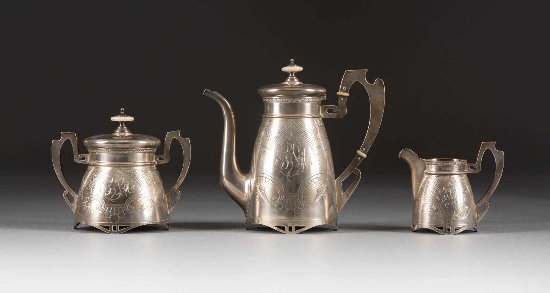 DREITEILIGES JUGENDSTIL-KAFFEE-SERVICE Russland, Moskau, Adrian Iwanow, 1908-1917 Silber, mattiert