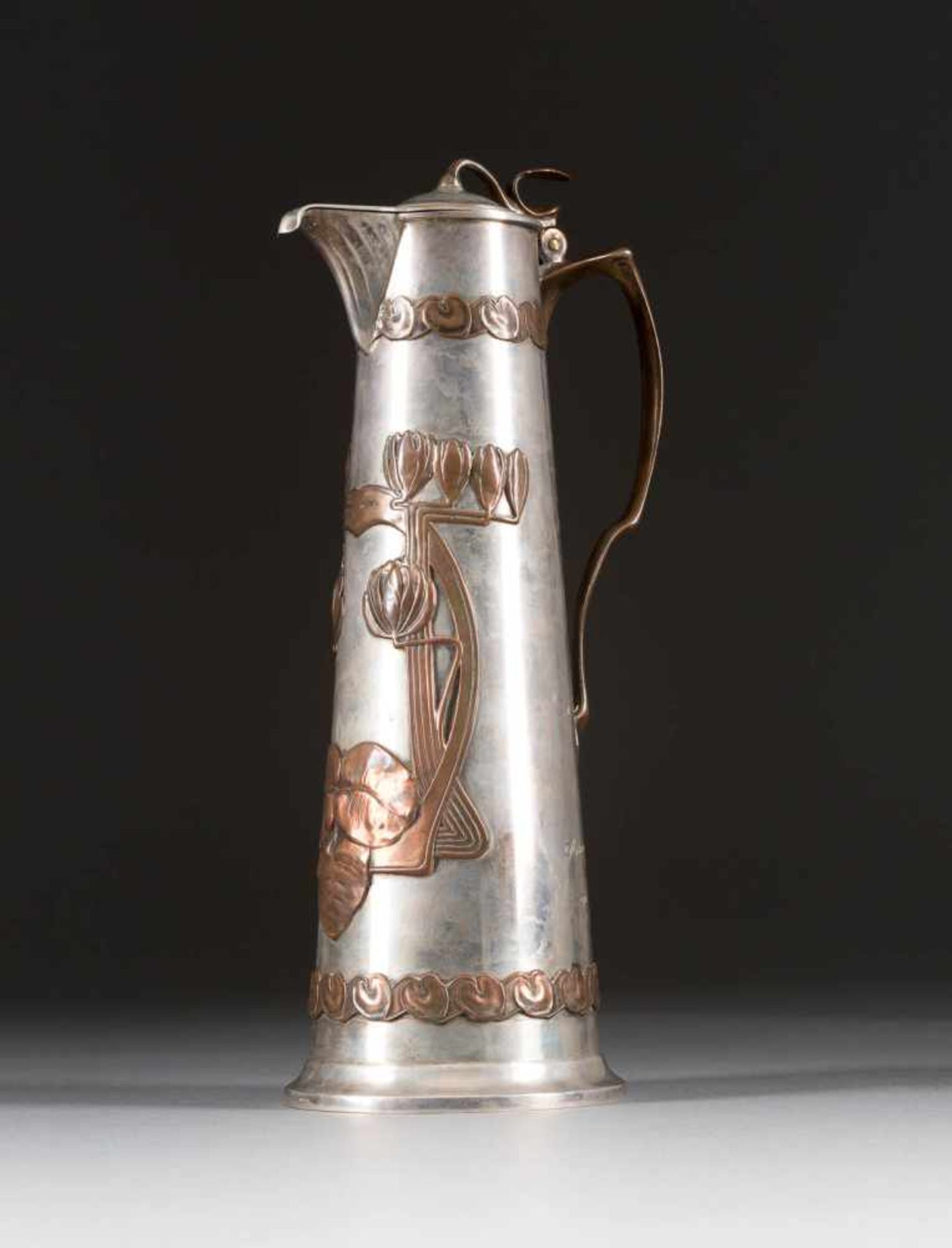 GROSSE JUGENDSTIL-SCHENKKANNE Um 1900 Silber, Kupferapplikationen. H. 33 cm, 1111 g. Pseudo-