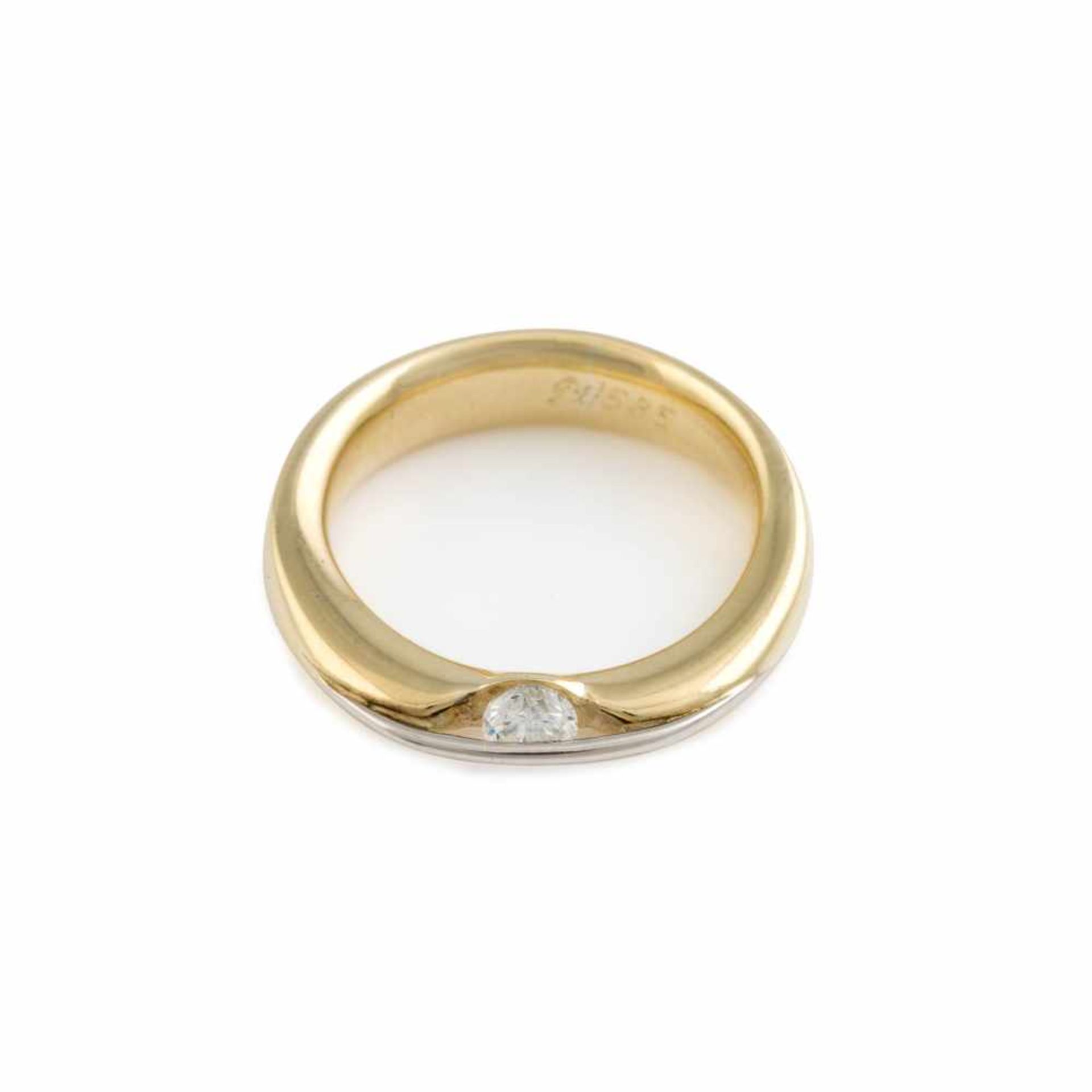 DESIGN-RING MIT BRILLANT-SOLITAIRE Gelbgold, Weißgold. Ringmaß ca. 52,5, Ges.-Gew. ca. 5,9 g.