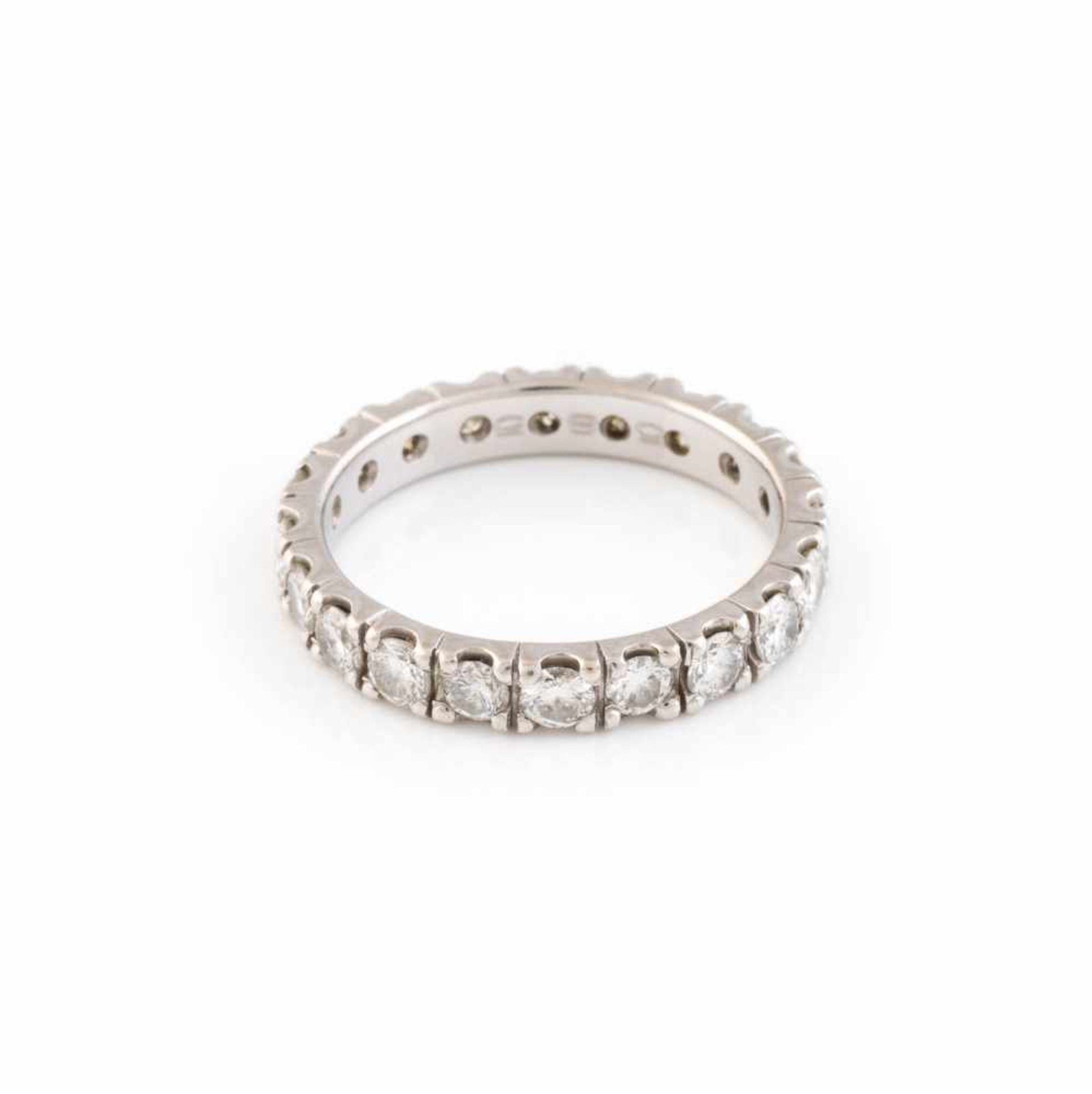 ETERNITY-RING MIT BRILLANTBESATZ Weißgold. Ringmaß ca. 54, Ges.-Gew. ca. 3,2 g. Gest. 585. 20