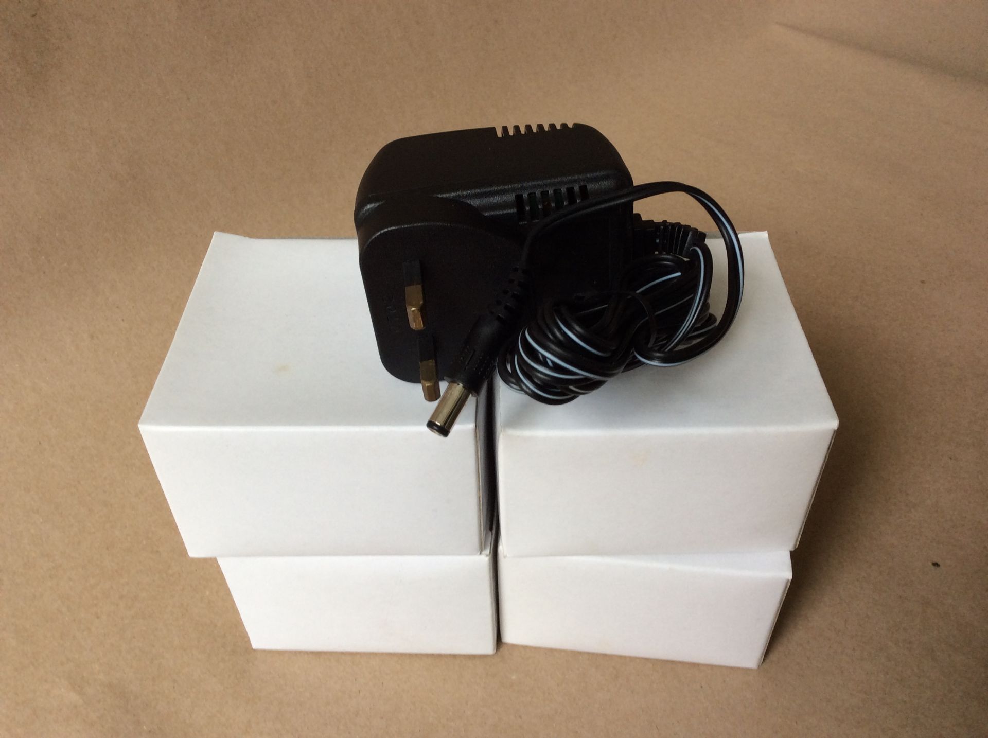 4 x 24V AC300mA UK Power Adapters Model MCAD240030BHO, Input 230-240V 50Hz 100mA / Output: 24V ac - Image 2 of 2