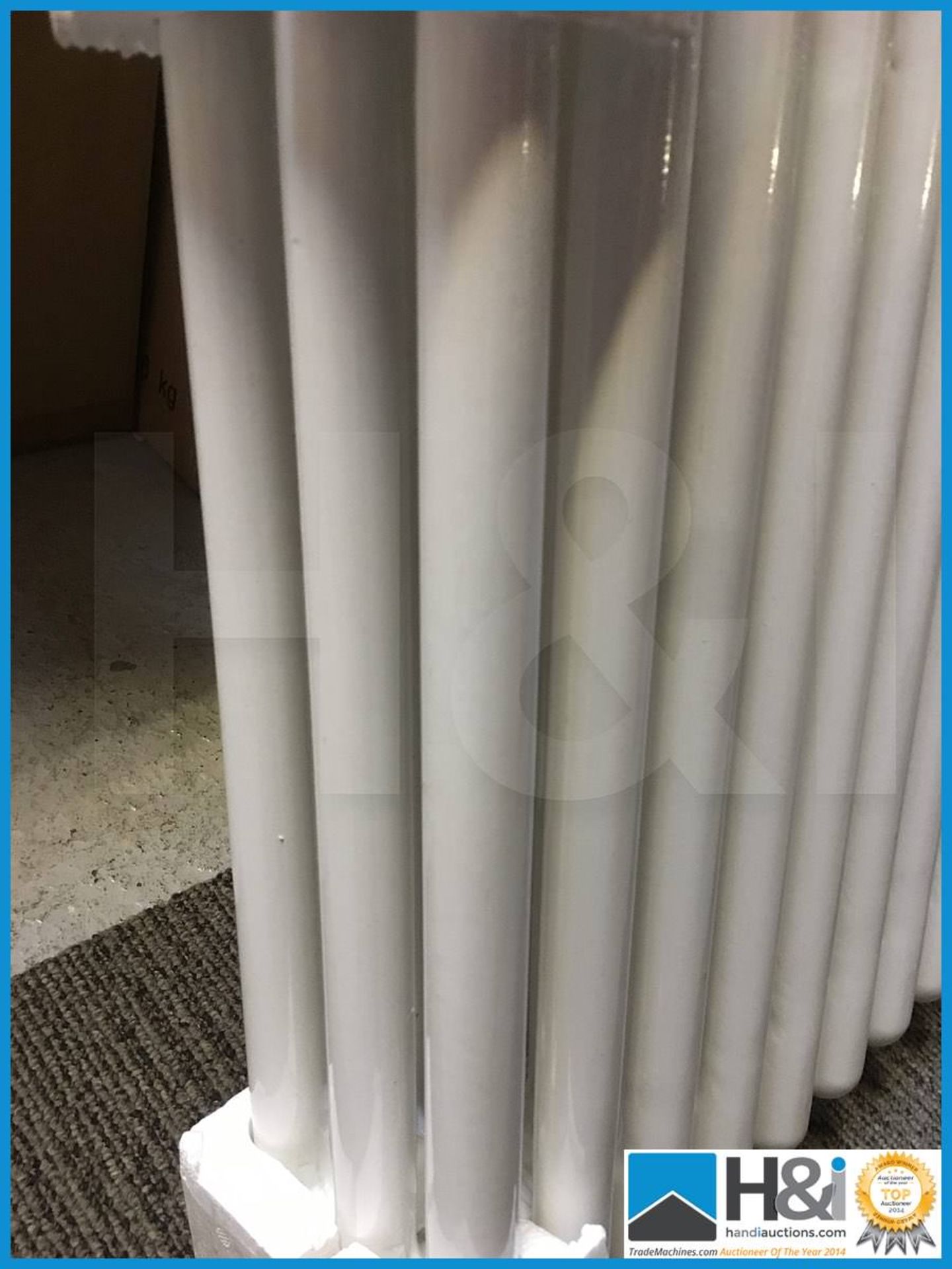Stunning designer traditional style 3 column radiator in white finish. 500x700. Includes end caps - Image 2 of 4