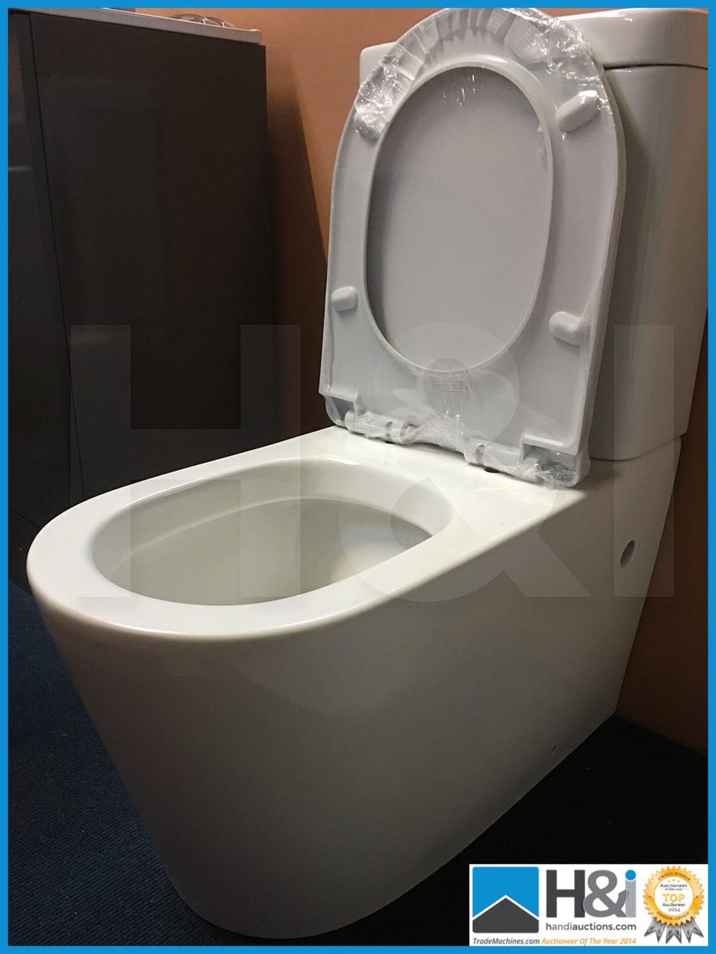 Stunning designer contemporary K008 WC with top flush and soft close seat. New and Boxed. - Image 3 of 3