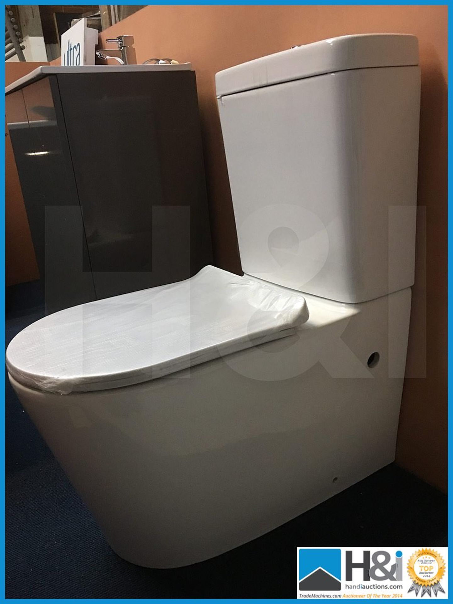 Stunning designer contemporary K008 WC with top flush and soft close seat. New and Boxed.