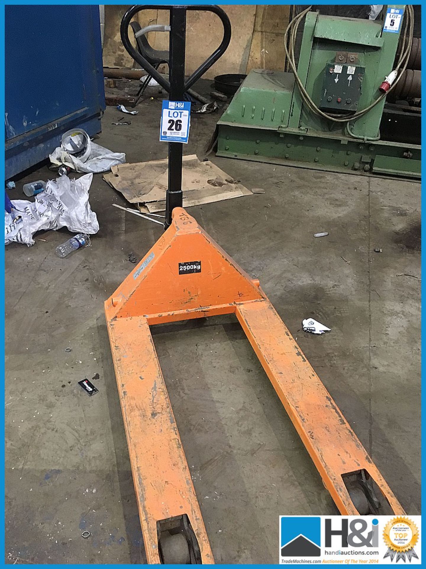 2.5 ton pallet truck in working condition. No VAT on this lot except on the buyers premium