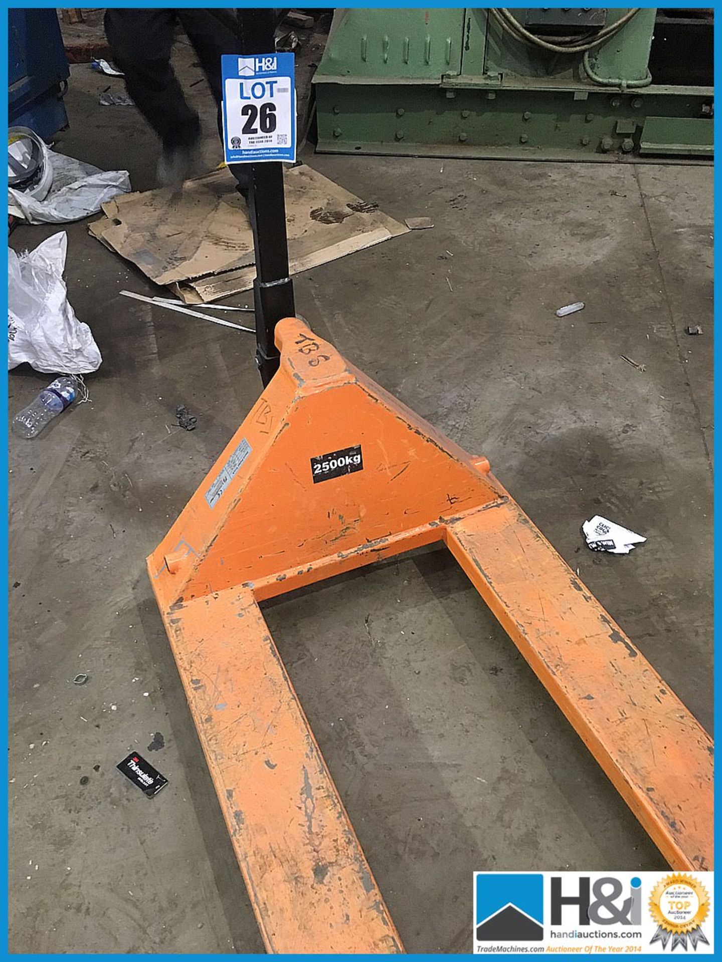 2.5 ton pallet truck in working condition. No VAT on this lot except on the buyers premium - Image 3 of 3