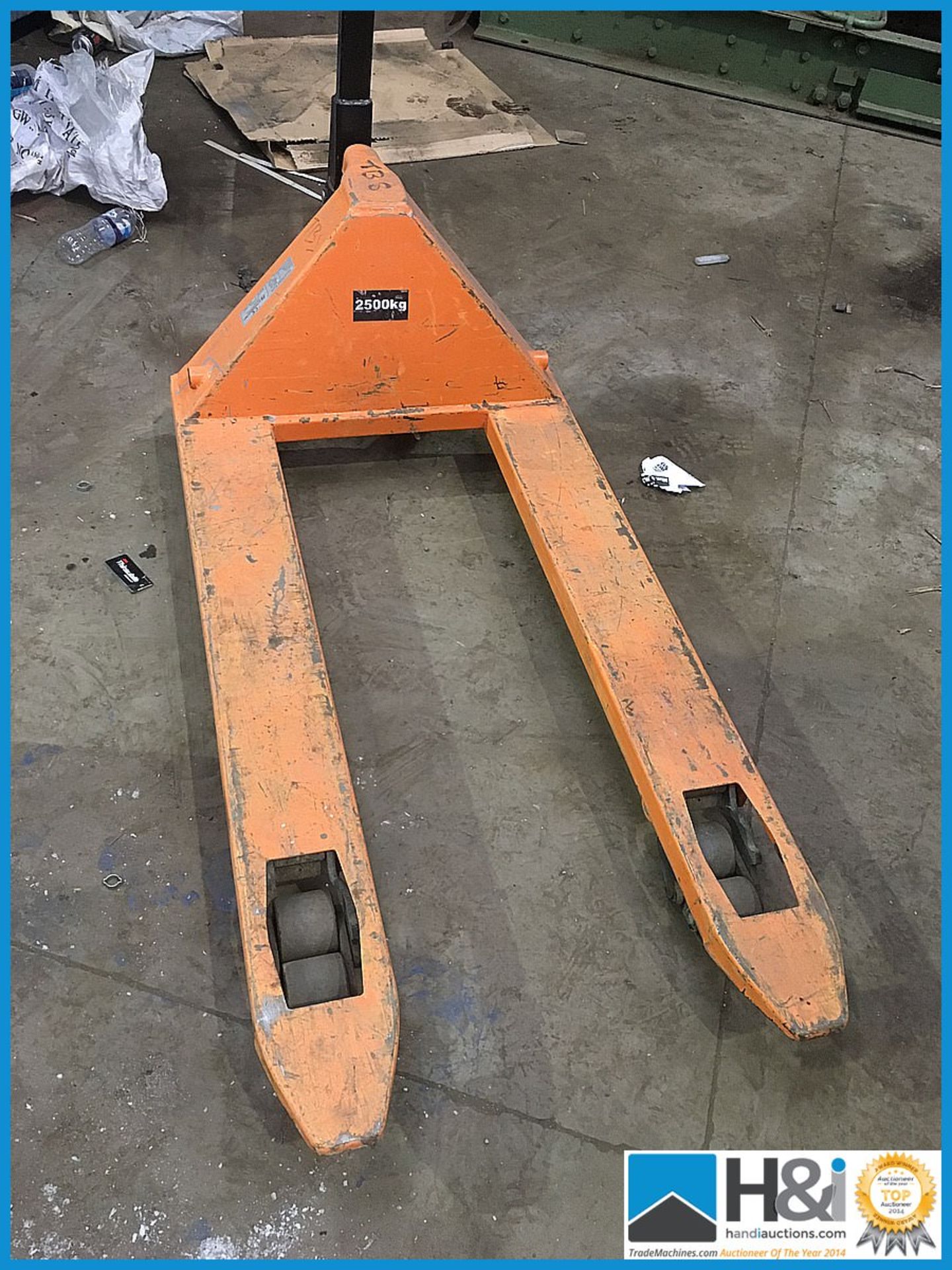 2.5 ton pallet truck in working condition. No VAT on this lot except on the buyers premium - Image 2 of 3