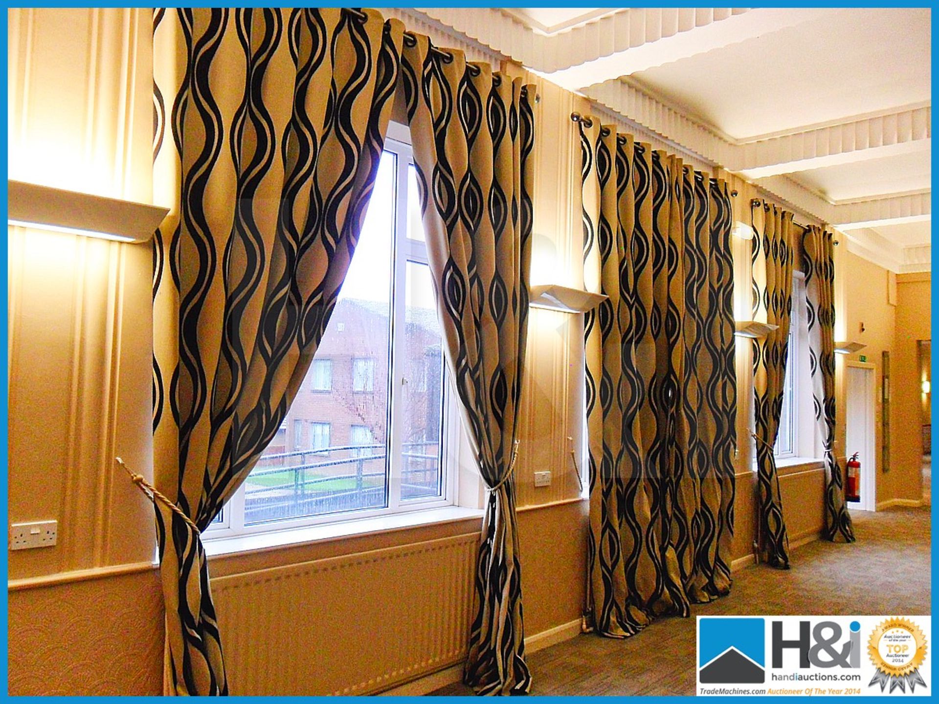 Double lined curtains, overall width 2.2m X 3.5m drop. Also come with curtain rail, tie backs and fi - Image 5 of 5