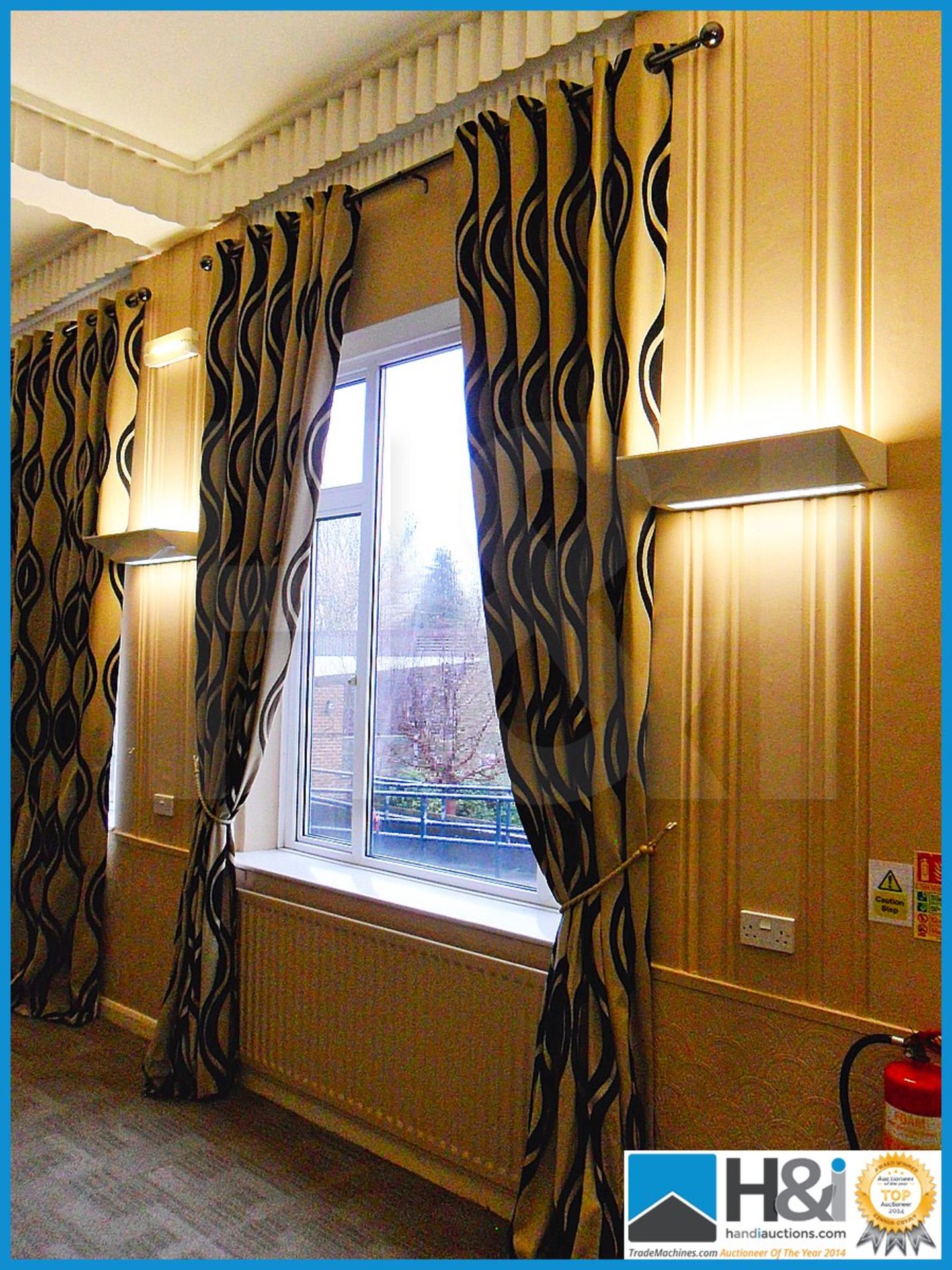 Double lined curtains, overall width 2.2m X 3.5m drop. Also come with curtain rail, tie backs and fi - Image 4 of 5
