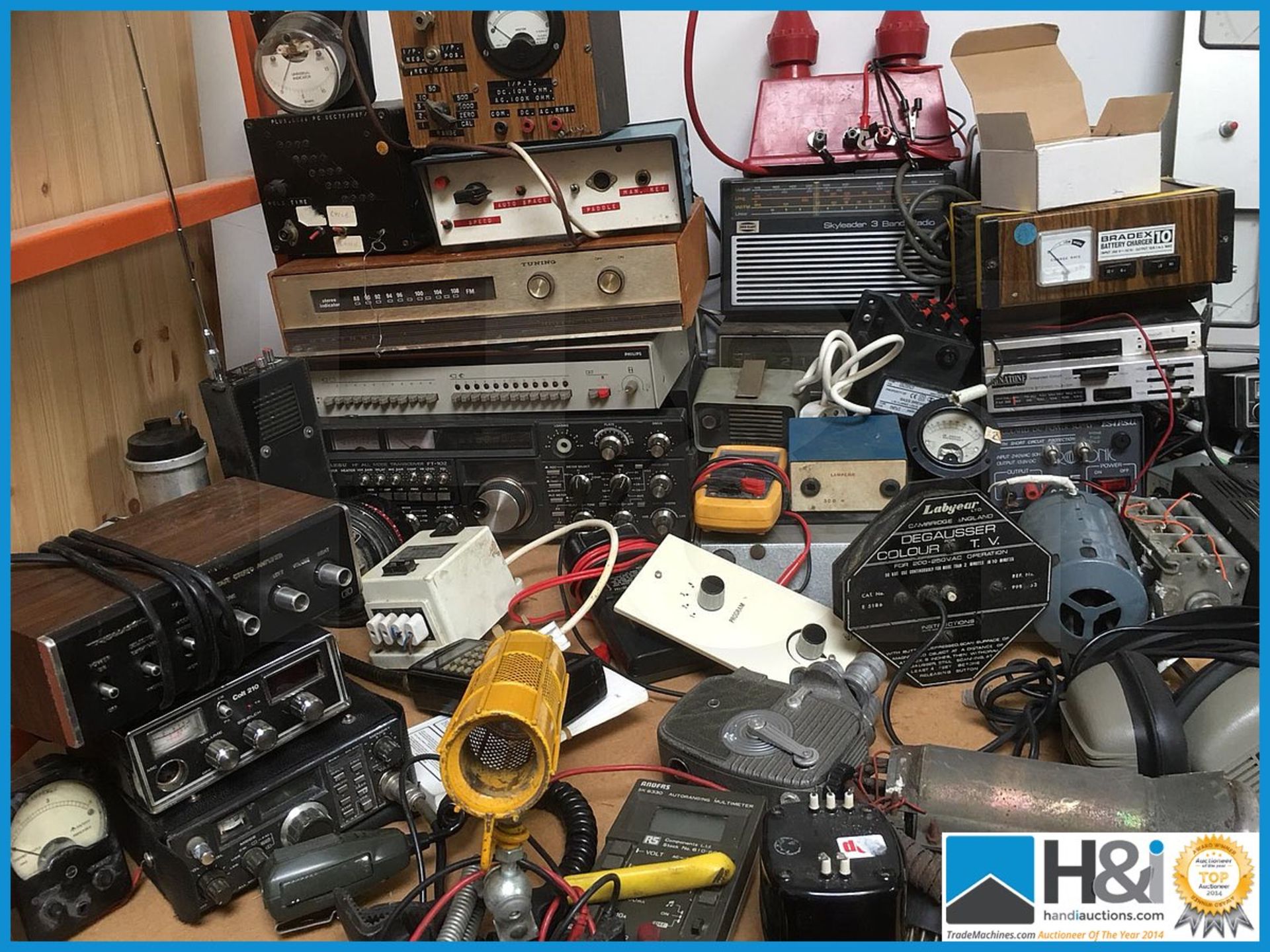 Last lot of the sale, mixed lot of unsorted radio, communications, test, TV related items all untest - Image 18 of 20