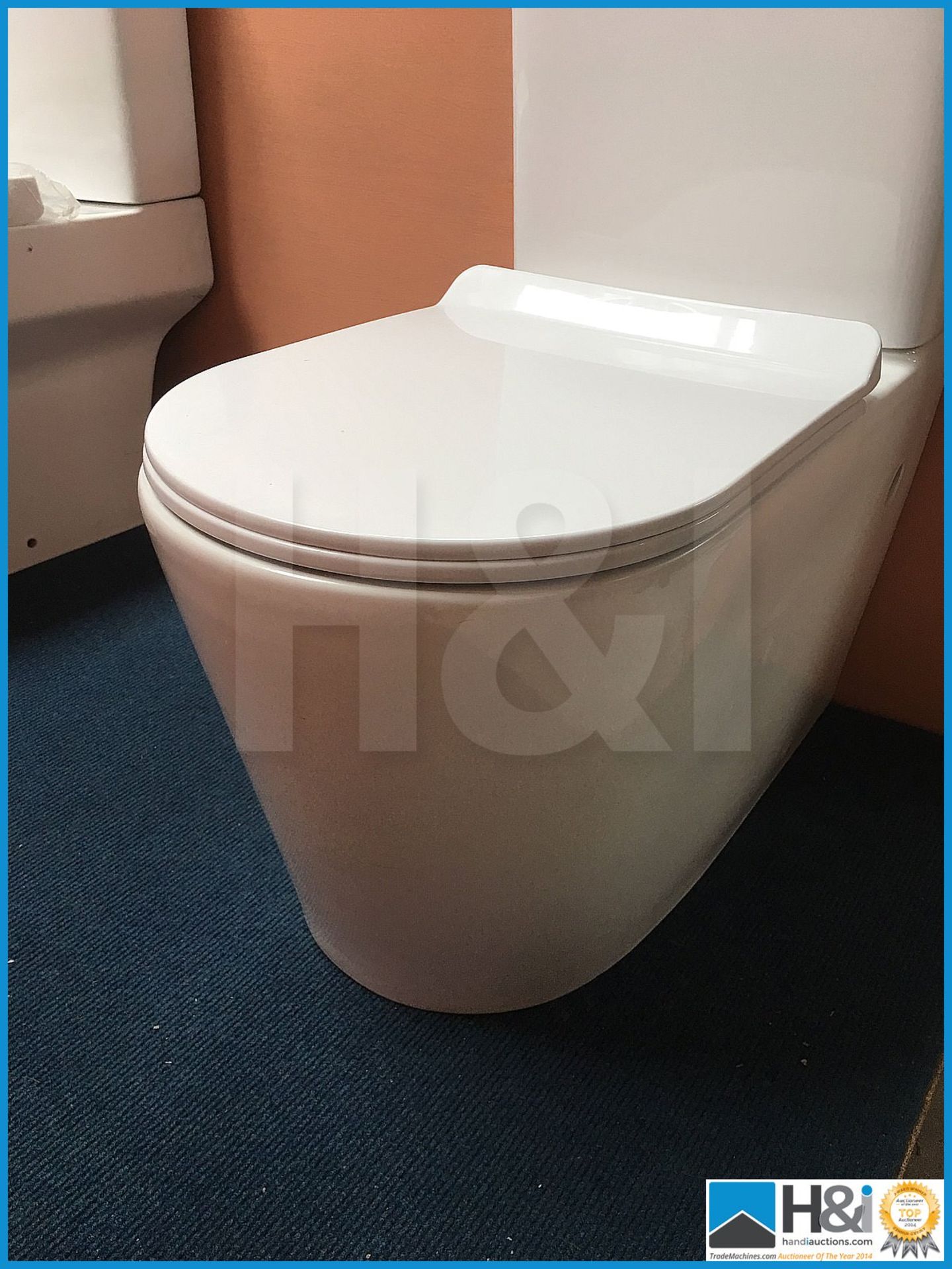 Designer K008 full fascia WC with complimenting thin sandwich soft close seat compete with valve mec - Image 2 of 4