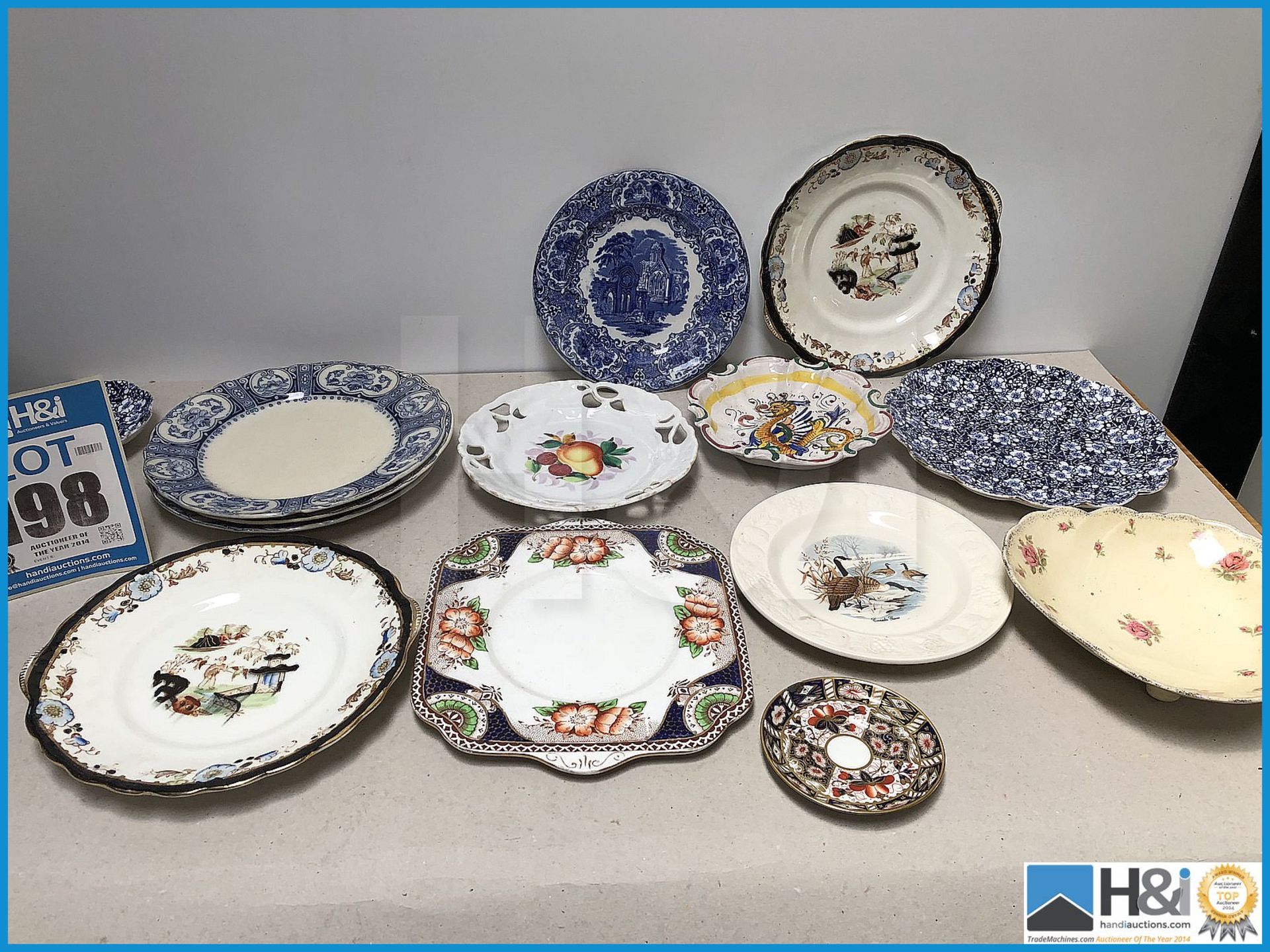 Lot of vintage plates .