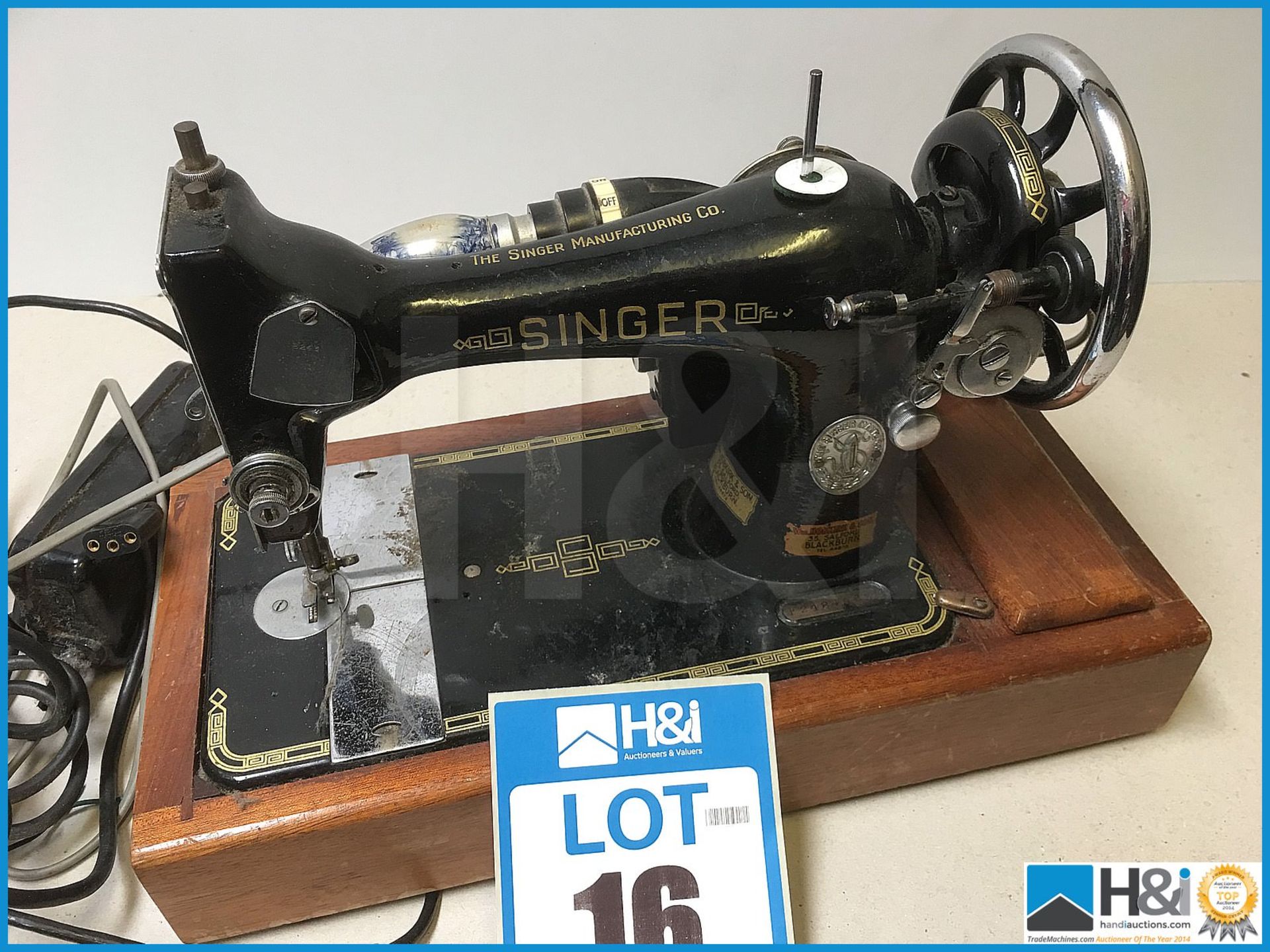 Vintage electric Singer sewing machine untested. - Image 3 of 3