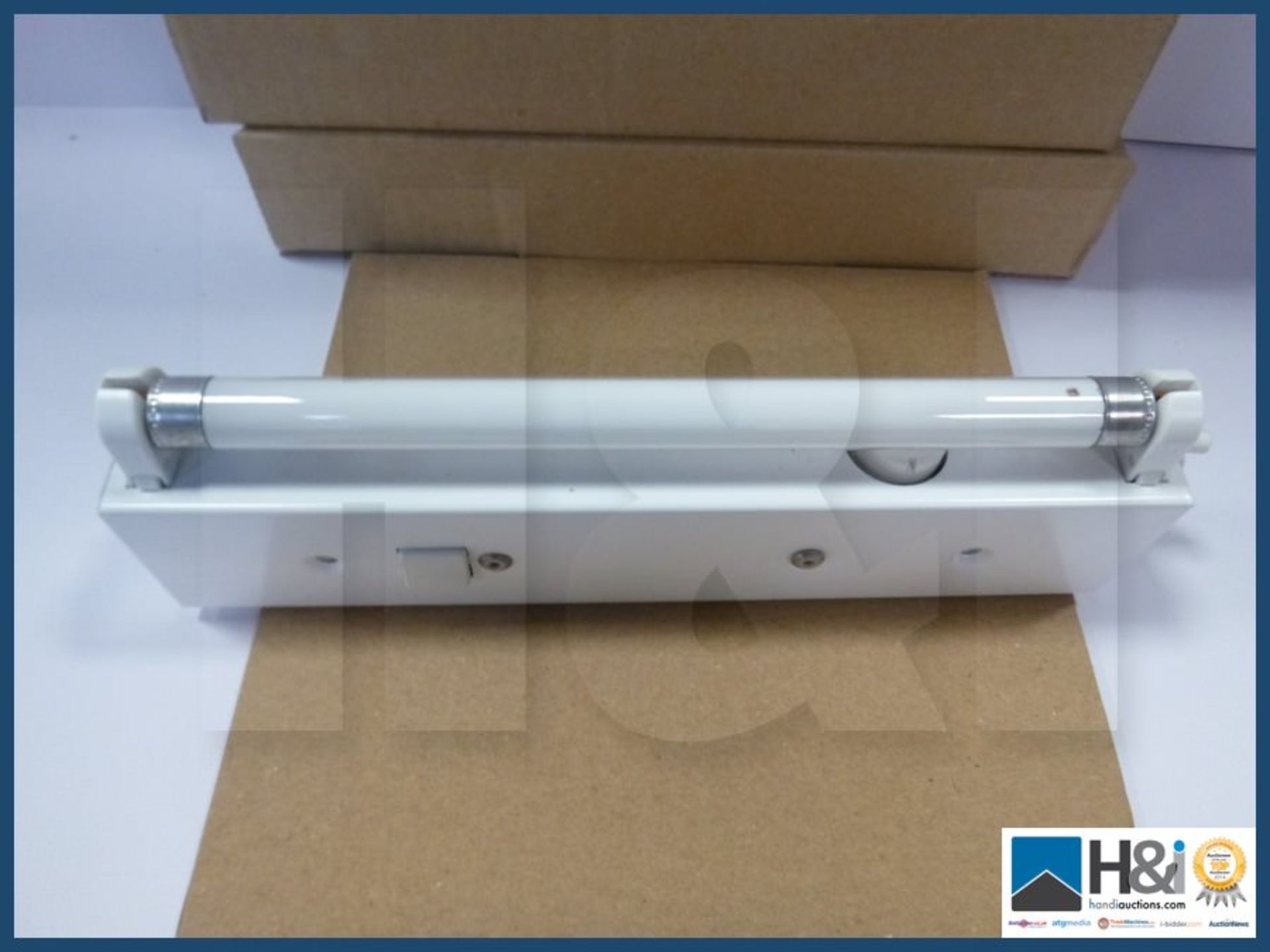 X5 6 Watt 225mm modular fluorescent fitting with 240volt lead. - Image 4 of 4