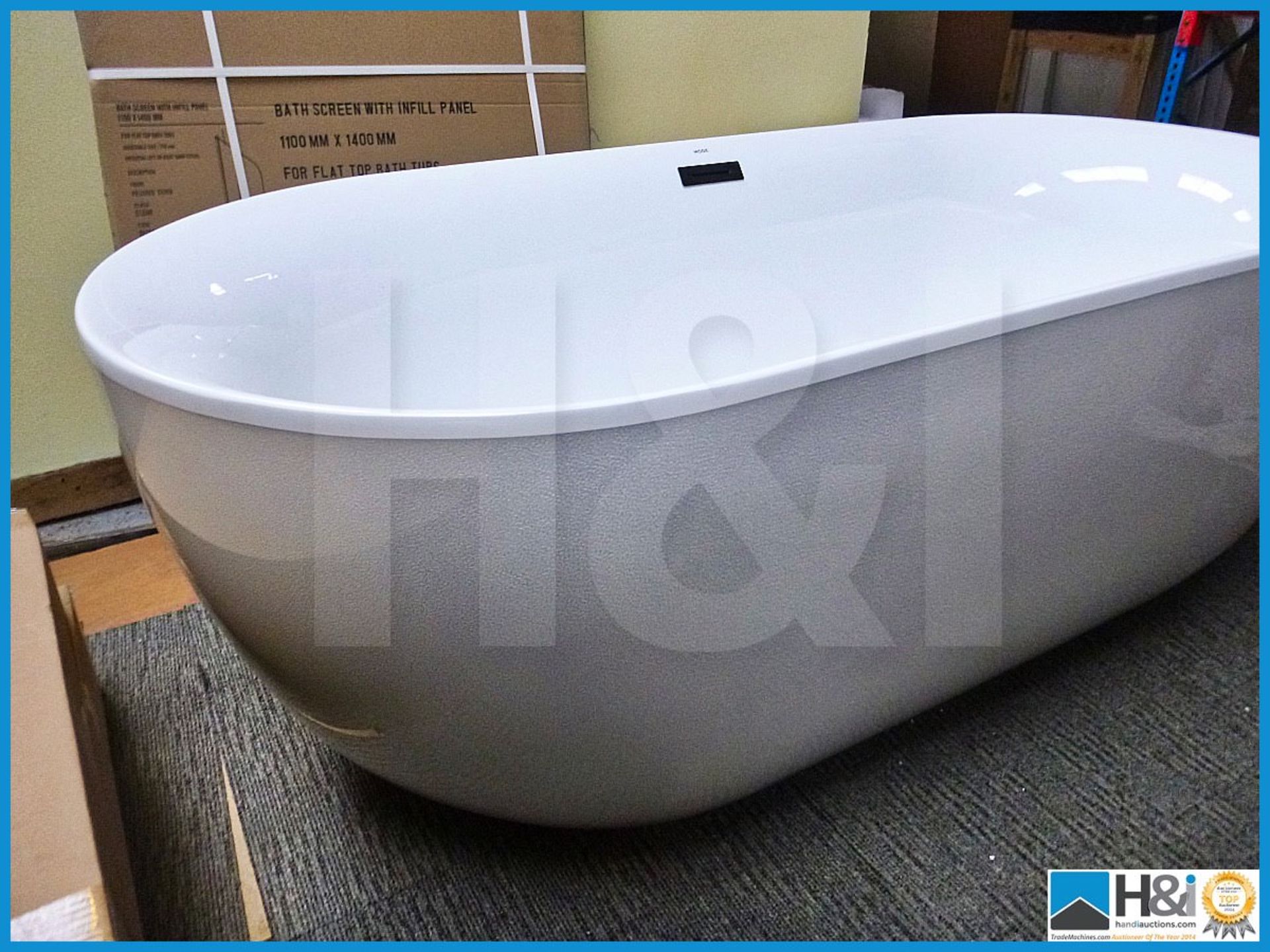 Spectacular twin skinned free standing acrylic bath with two separate finishes, smooth high gloss wh - Image 2 of 7