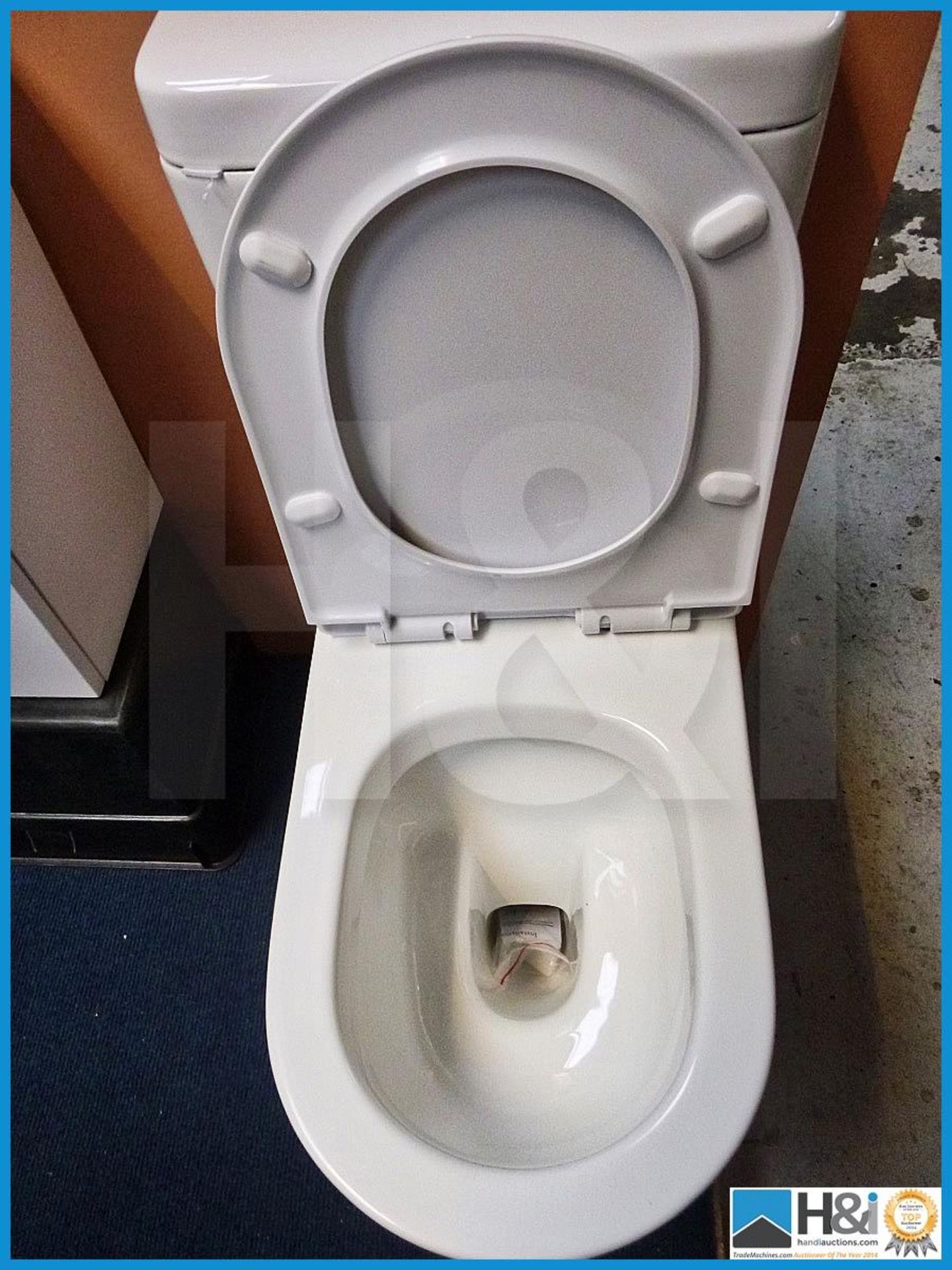 Luxury K 008 Full facia vitreous china close coupled toilet. Complete with clean easy soft close sea - Image 3 of 5