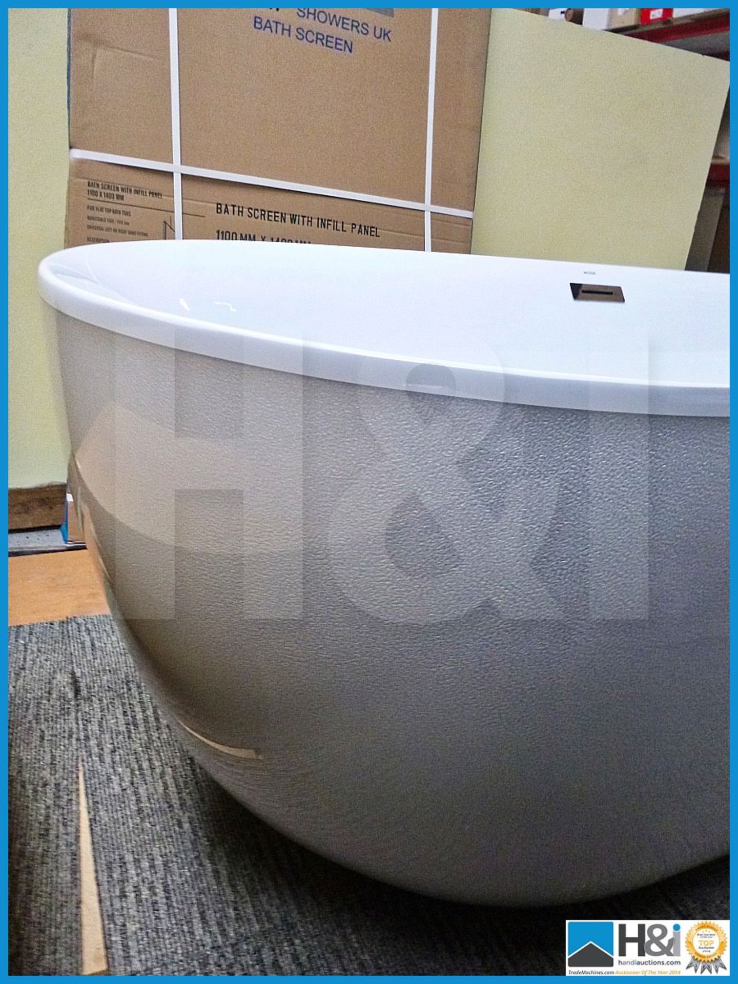 Spectacular twin skinned free standing acrylic bath with two separate finishes, smooth high gloss wh - Image 7 of 7