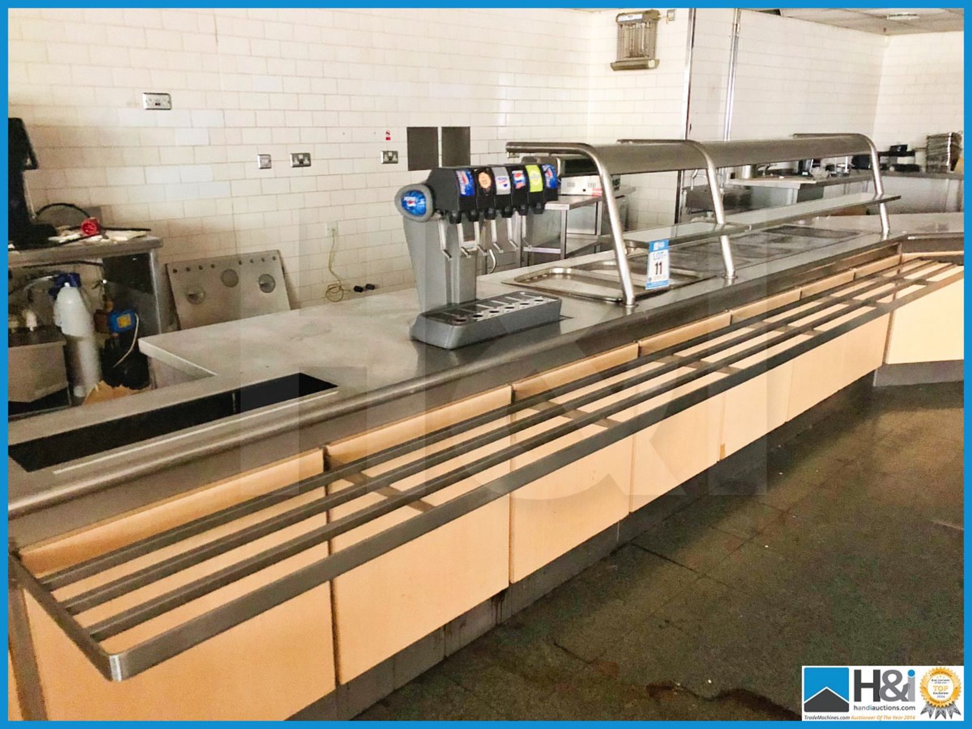 Cantine hot food serving station with overhead heating and lighting, drink dispenser, hot plates, un