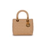 Christian Dior sac Lady Dior en cuir d'agneau beige matelassé cannelage bouclerie dorée housse 20x24