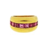 Bague or 750 sertie d'une ligne de rubis taille carré doigt 5010 8g