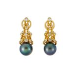 Gilbert Albert paire de boucles d'oreilles or 750 perlé serties de diamants taille brillant et