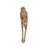 Netsuke représentant un singe aux longs bras Japon ou Chine XXe s. les bras allongés le long du