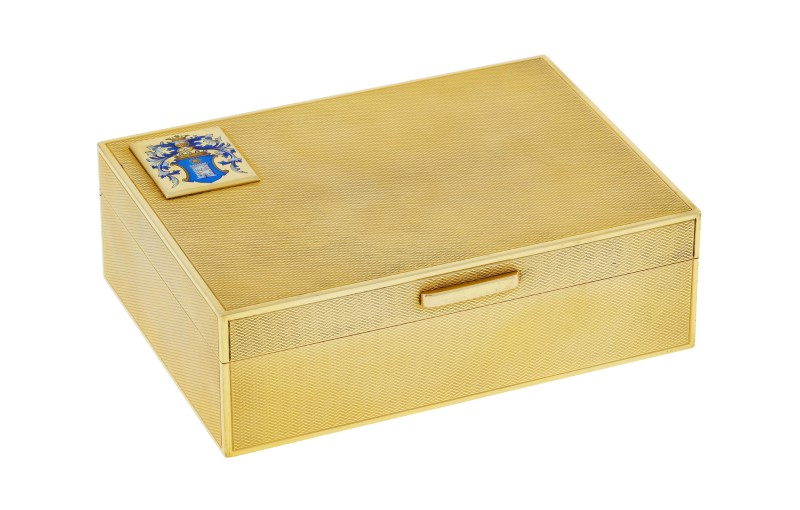 Boîte à cigarettes en or 750 Italie milieu XXe s. au décor guilloché et appliqué d'un badge