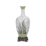 Vase bouteille en porcelaine à glaçure craquelée manufacture Wong Lee Hong Kong XXe s. socle en