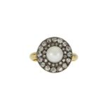 Bague XIXe s. or 585 et argent serti d'une perle bouton blanche (non testée) entourée de diamants