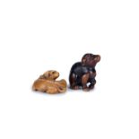 2 netsuke représentant des chiens Japon ou Chine XXe s. un chien assis signé sur la patte gauche