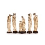 Collection de 5 sculptures en ivoire représentant He Xiangu debout tenant des branches fleuries