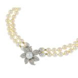 Collier 2 rangs de perles de culture blanches (env. 8 mm) fermoir fleur or gris 750 serti d'une