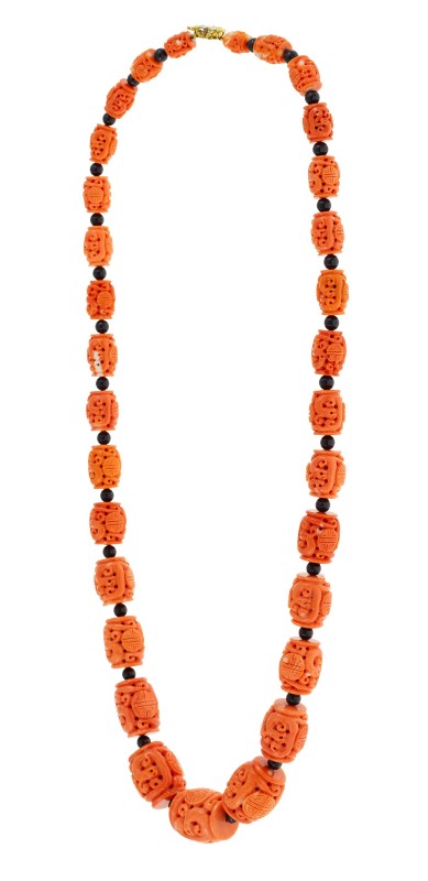 Collier 1 rang de billes corail gravées en chute alternées de billes d'onyx fermoir 2 ors 585