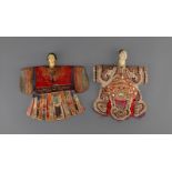 Couple de marionnettes Peranakan XIXe s. têtes en bois sculpté polychrome riches costumes d'opéra