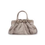 Valentino sac Roses Flower Tote en vison argent et python gris clair le côté orné d'en roses en