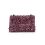 Bottega Veneta sac Olimpia en peau de serpent Ayers intrecciato violet rabat avec fermoir caché