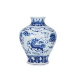 Vase en porcelaine Chine fin de la dynastie Qing décor en bleu sous couverte de chiens de Fô dans