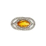 Bague or gris 750 ajouré sertie d'un saphir orange taille marquise et de diamants taille brillant