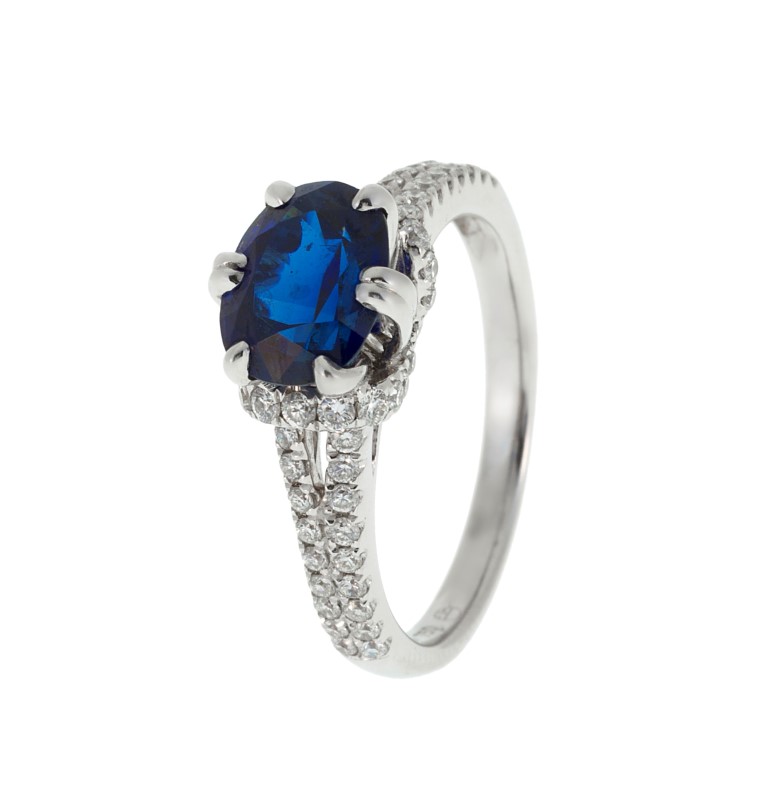 Bague or gris 750 sertie d'un saphir taille ovale (env. 1.7 ct) et de diamants taille brillant doigt