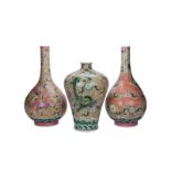 3 vases en porcelaine famille rose probablement Peranakan ca 1900 2 vases bouteille 1 vase meiping