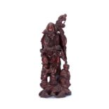 Shoulao et deux tangzi sculpture en bois de rose Chine XXe s. le dieu appuyé sur une canne à tête de