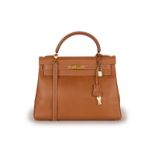 Hermès sac Kelly 32 retourne en cuir Epsom Gold année 1995 piqué sellier blanc bouclerie dorée