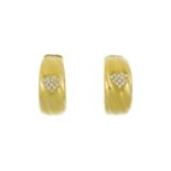 Paire de boucles d'oreilles c'urs or 750 godronné serties de diamants taille brillant h. 2.4 cm