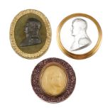 1 boîte ronde à décor d'un profil de Napoléon Ier verre moulé et métal doré 1 boite ronde en